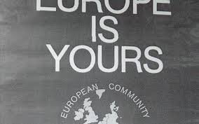 EUROPE IS YOURS.  Το σύνθημα της παλιότερης καμπάνιας των Ευρωπαϊκών Κοινοτήτων δεν φτάνει με πειστικό τρόπο στα αυτιά των Ευρωπαίων.