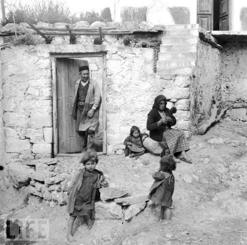 Αγροτικη οικογένεια Κρήτη 1947