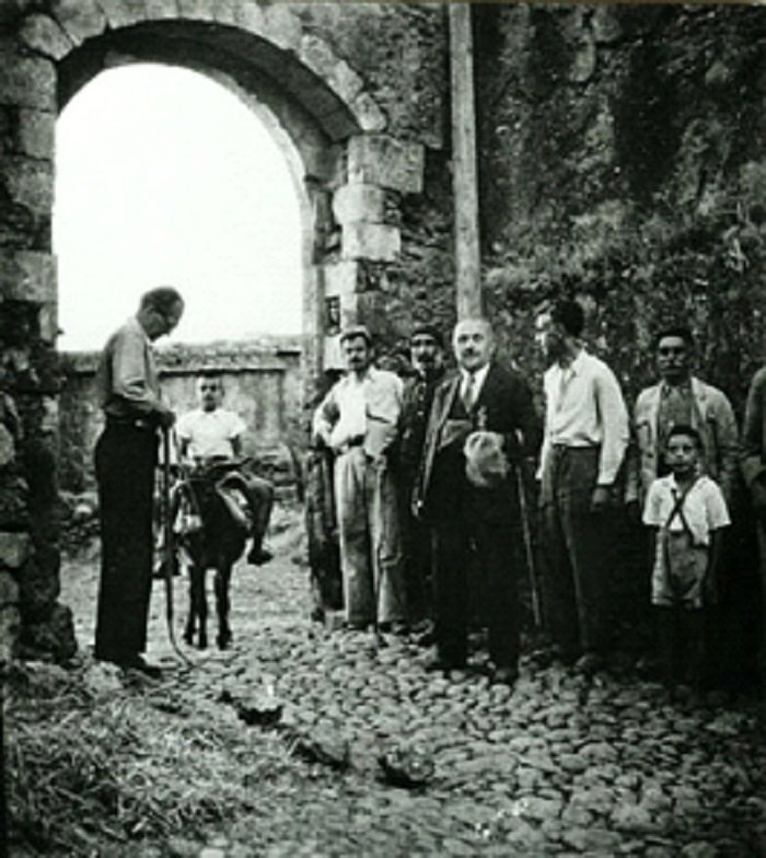 Ο Νίκος Καζαντζάκης με τα υπόλοιπα μέλη της Κεντρικής Επιτροπής Διαπιστώσεως Ωμοτήτων Κρήτης στα Κεραμιά Χανίων το 1945 (φωτογραφία Κ. Κουτουλάκης).
