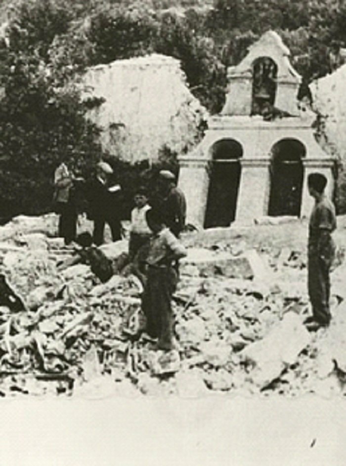 Ο Νίκος Καζαντζάκης με τα υπόλοιπα μέλη της Κεντρικής Επιτροπής Διαπιστώσεως Ωμοτήτων Κρήτης καταγράφουν την έκταση της καταστροφής σε εκκλησία στο Γερακάρι Αμαρίου το 1945 (φωτ. Κ. Κουτουλάκης)