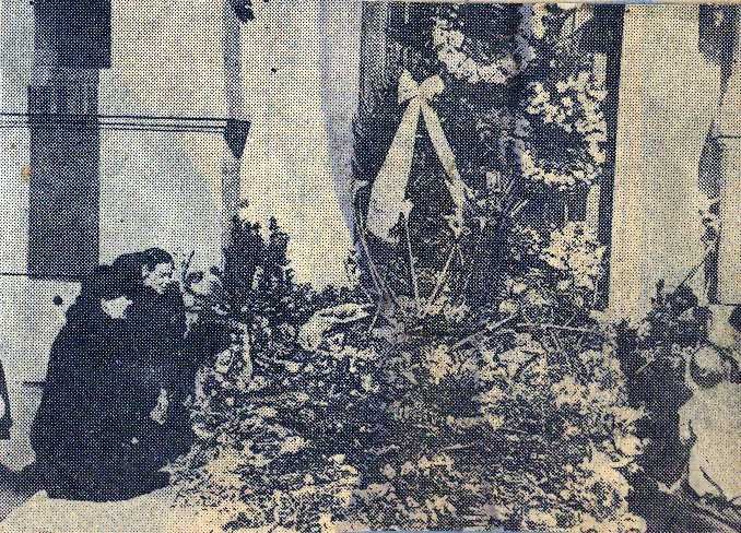 Νεκρικά στεφάνια και πρόσωπα που θρηνούν στην κεντρική είσοδο της αθηναϊκής κατοικίας του ζεύγους Βενιζέλου