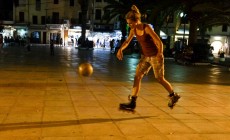 Ποδόσφαιρο με πατίνια έξω από τη Μητρόπολη Χανίων | Φωτός