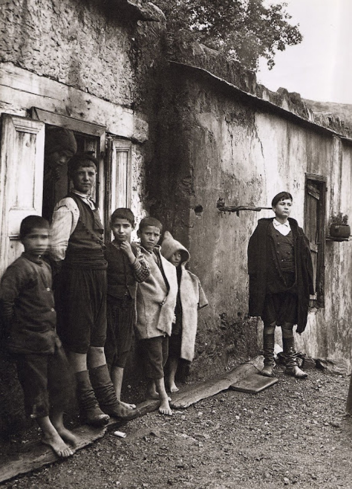 Οικογένεια Μάντακα στο χωριό Λάκκοι, Κρήτη, 1911