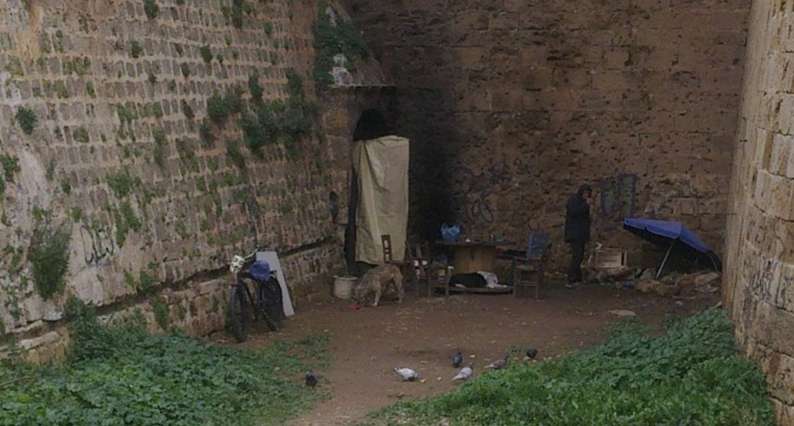 “Οχυρώθηκε” πίσω από τα τείχη άστεγος στα Χανιά