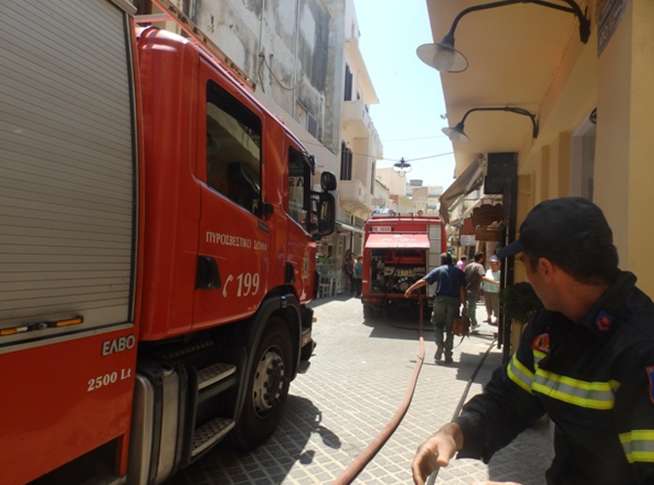 Πανικός στην Παλιά Πόλη – Φωτιά σε σπίτι στην οδό Χατζημιχάλη Νταλιάνη