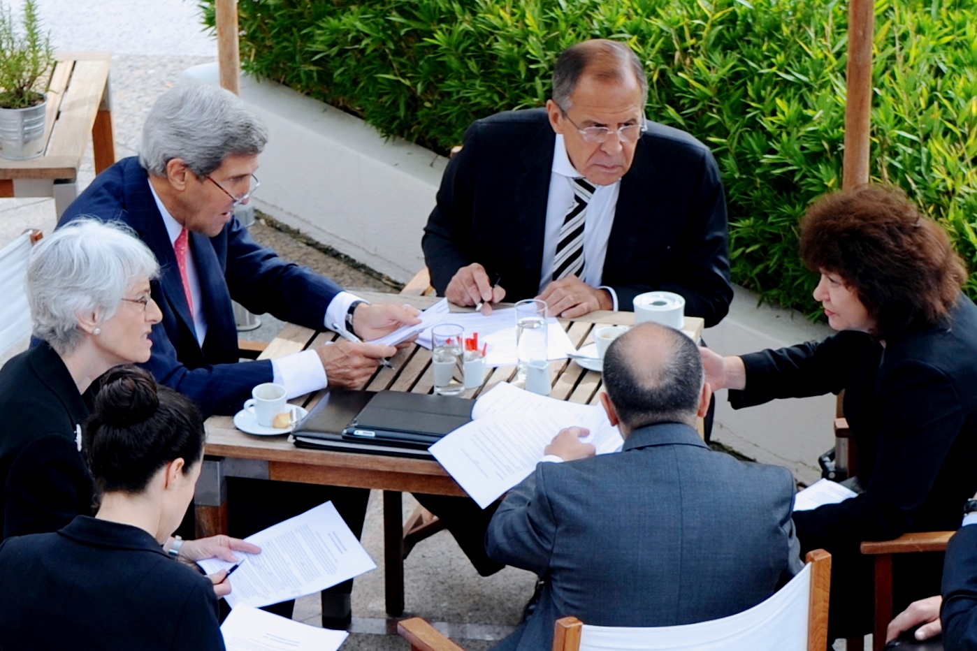 Kerry_and_Lavrov,_with_senior_advisers,_negotiate_chemical_weapons_agreement_on_September_14,_2013