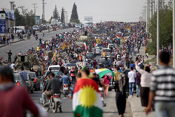 Υποδοχή ηρώων επιφύλαξαν οι Κούρδοι της Τουρκίας στους Κούρδους Πεσμεργκά | Βίντεο