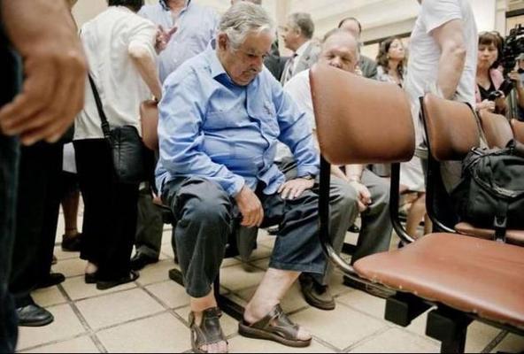 Ο πρόεδρος της Ουρουγουάης - "ο πιο φτωχός πρόεδρος" του κόσμου όπως τον αποκαλούν - Χοσέ Μουχίκα περιμένει υπομονετικά την σειρά του για να εξεταστεί από τους γιατρούς σε νοσοκομείο. 