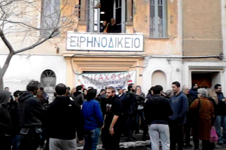 Μέσα σε χειροκροτήματα πολιτών η συμβολαιογράφος έφυγε από το Ειρηνοδικείο Ηρακλείου – Κανείς πλειστηριασμός δεν προχώρησε | Βίντεο