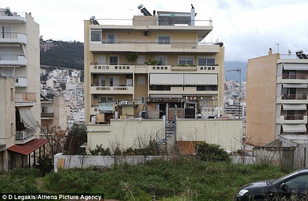 Ο Αλέξης Τσίπρας με την οικογένειά του έμενε στον 7ο όροφο αυτής της πολυκατοικίας σε εργατική συνοικία της Κυψέλης.