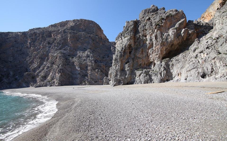 Το Αγιοφάραγγο, μήκους μόλις 1,4 χιλιομέτρου, ξεκινά κοντά στη μονή Οδηγήτριας και καταλήγει σε μια πανέμορφη παραλία