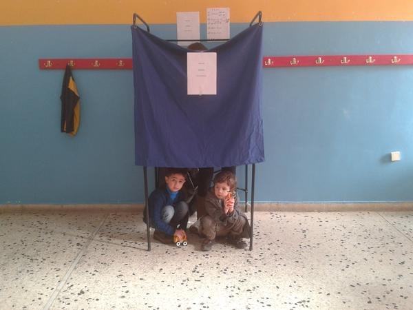 Η φωτογραφία της ημέρας: Δύο παιδιά παίζουν εν μέσω της κρίσιμης εκλογικής διαδικασίας