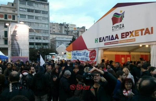 Η αντίθεση: Άδειο το εκλογικό κέντρο της ΝΔ – γεμάτο με κόσμο του ΣΥΡΙΖΑ | Φωτός