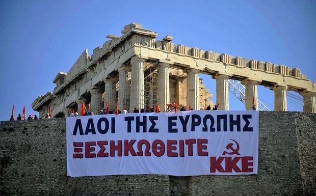 Έκαψαν πανό του ΚΚΕ στον Πλατανιά και έσκισαν τις αφίσες του