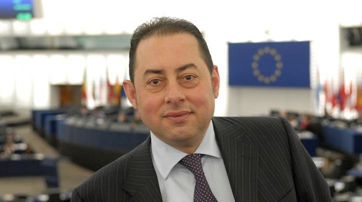 Πρόεδρος σοσιαλοδημοκρατών στο Ευρωκοινοβούλιο: “Οι γερμανοί δεξιοί πρέπει να σταματήσουν να κάνουν τους σερίφηδες στην Ελλάδα”