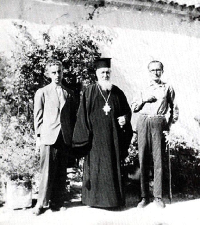 1945. Στην Κρήτη με τον φιλόλογο Γιάννη Κακριδή και τον Μητροπολίτη Σελίνου και Κισσάμου (φωτογραφία Κ. Κουτουλάκης). 