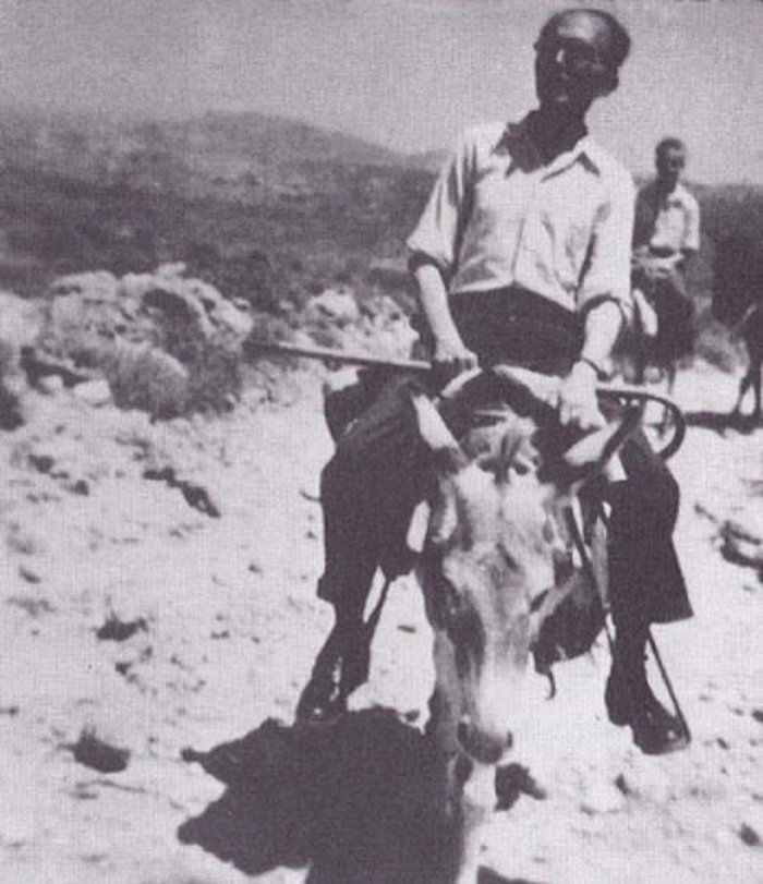 Ο Νίκος Καζαντζάκης στην Κρήτη ως μέλος της Κεντρικής Επιτροπής Διαπιστώσεως των υπό των Γερμανών και Ιταλών. Πίσω του ακολουθούν οι Ι. Θ. Κακριδής και Ι. Καλιτσουνάκης, Ιούλιος 1945.