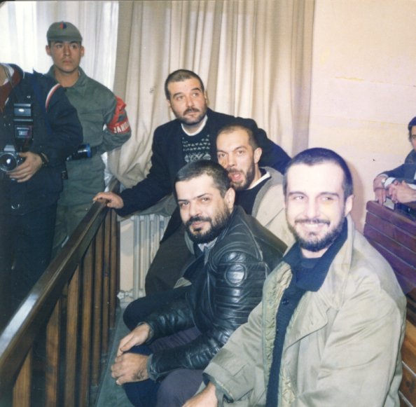 Ο Κωστής Νικηφοράκης, όρθιος στο βάθος μαζί με τους συγκατηγορούμενους του κατά την διάρκεια της δίκης τους στην Τουρκία.