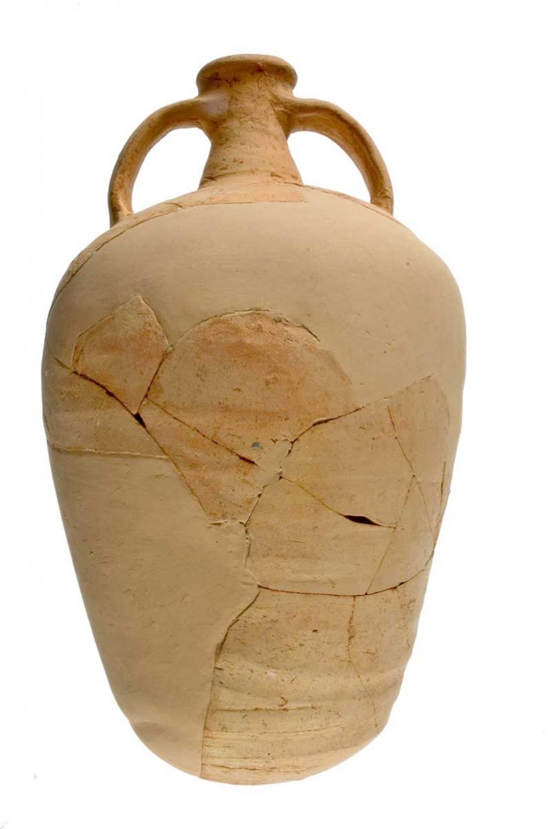 Τα σκεύη και άλλα τεχνικά κατάλοιπα, που χρησιμοποιούσαν στην παρασκευή και την κατανάλωση της τροφής, μαρτυρούν τη διατροφή των αρχαίων κατοίκων της Κρήτης