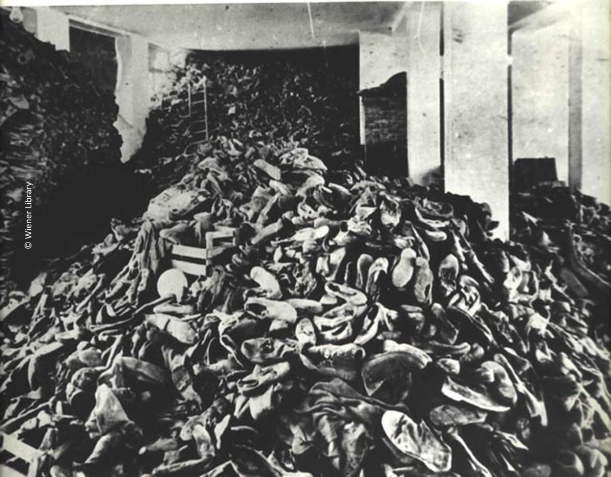 32._shoes_from_inmates_at_auschwitz