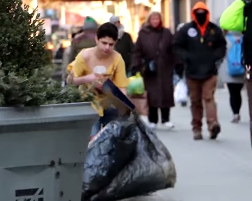 To κοινωνικό πείραμα με το άστεγο παιδί που κρυώνει – Η βοήθεια ήρθε από εκεί που δεν την περίμενε | Βίντεο
