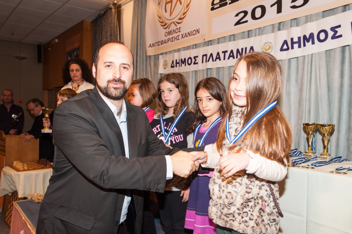 Ο Δήμαρχος Κισσάμου κ. Σταθάκης προσφέρει τα βραβεία στους νικητές της Β΄Δημοτικού