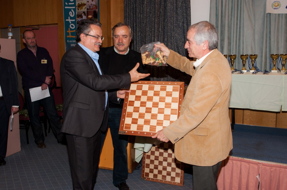Ο αντιπρόεδρος του Α.Ο.Κύδων κ. Σωτήρης Λαβούτας προσφέρει την σκακιέρα στον Δήμαρχο Πλατανιά κ. Γιάννη Μαλανδράκη