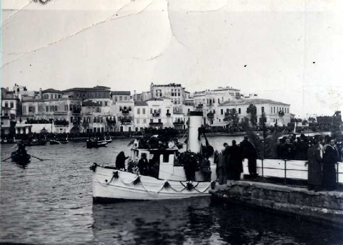 Το καραβάκι με τη σορό του Βενιζέλου στο λιμάνι των Χανίων