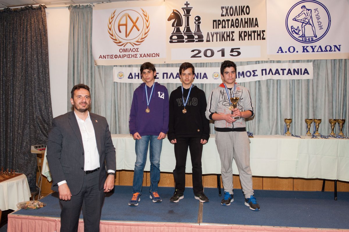 Φωτο 9 ο αντιδήμαρχος Πλατανιά κ. νίκος Δασκαλάκης απονέμει τα βραβεία στα αγόρια της Β΄Γυμνασίου