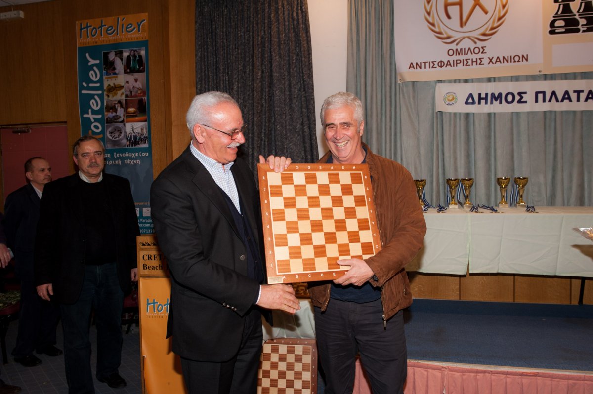 ο πρόεδρος του ΟΑΧ κ. Τάσος Διμολίτσας προσφέρει την σκακιέρα στον αντιπεριφερειάρχη  κ. Απόστολο Βουλγαράκη