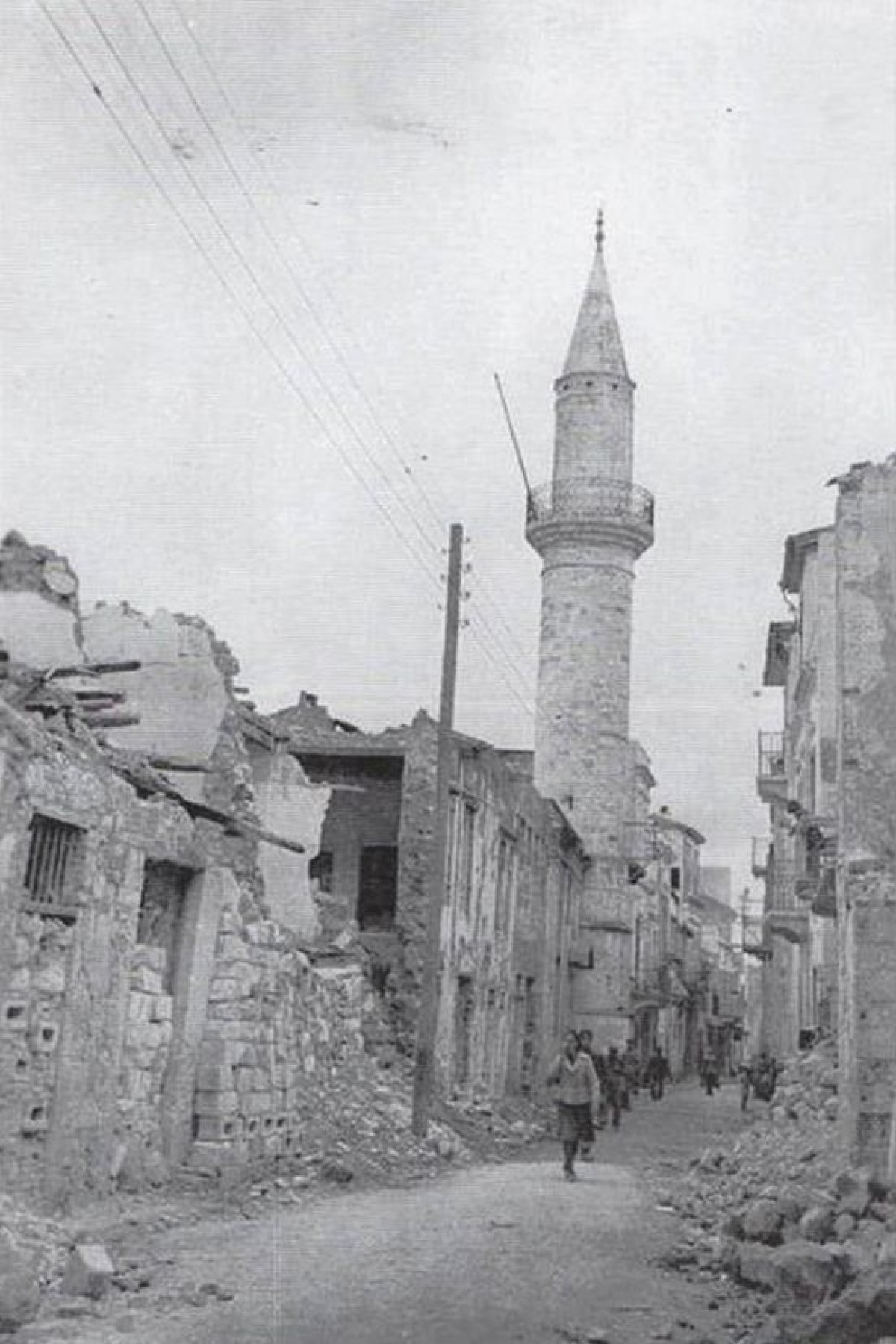 1941, οδός Χατζημιχάλη Νταλιάνη μετά τους βομβαρδισμούς. Ο μιναρές και το τζαμί του Αγά Χαν παραμένουν ανέπαφα.