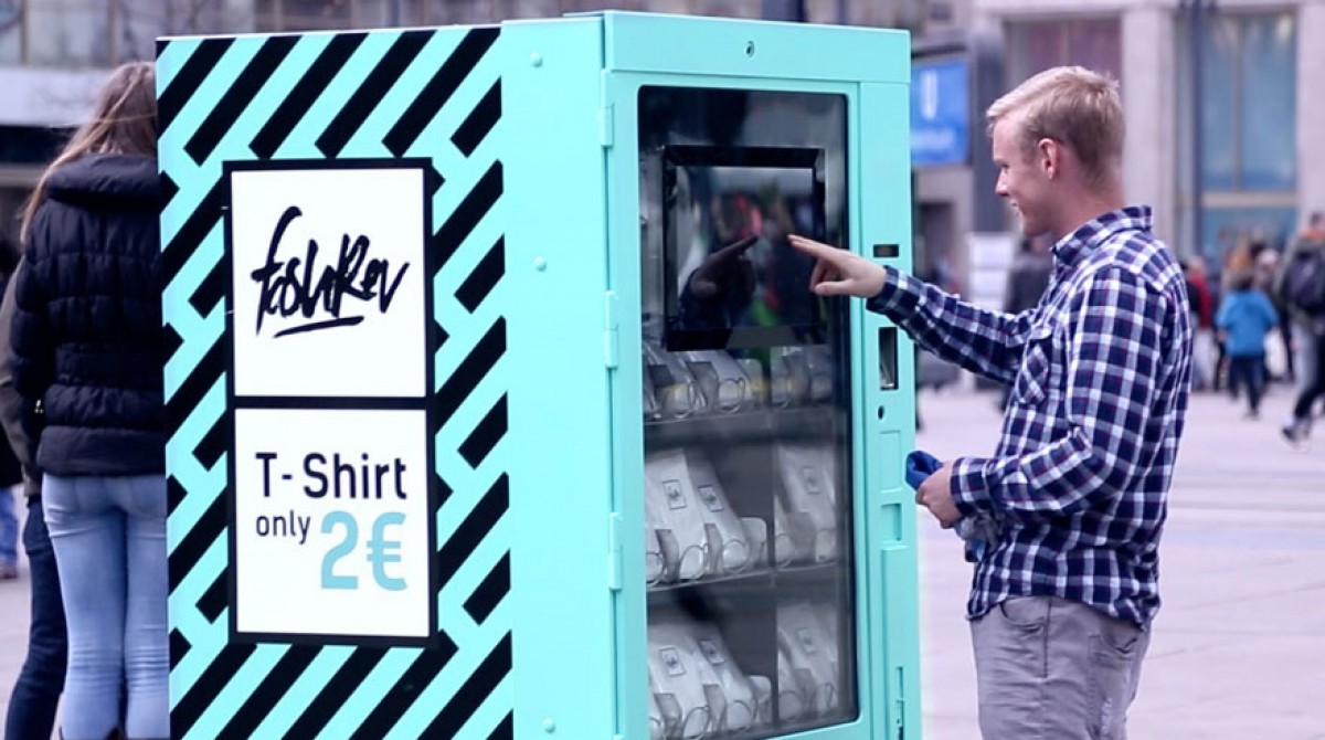 Ένα κοινωνικό πείραμα: Αυτός ο αυτόματος πωλητής πουλούσε μπλουζάκια μόλις για 2 ευρώ όμως κανείς δεν ήθελε να τα αγοράσει | Φωτός+Βίντεο