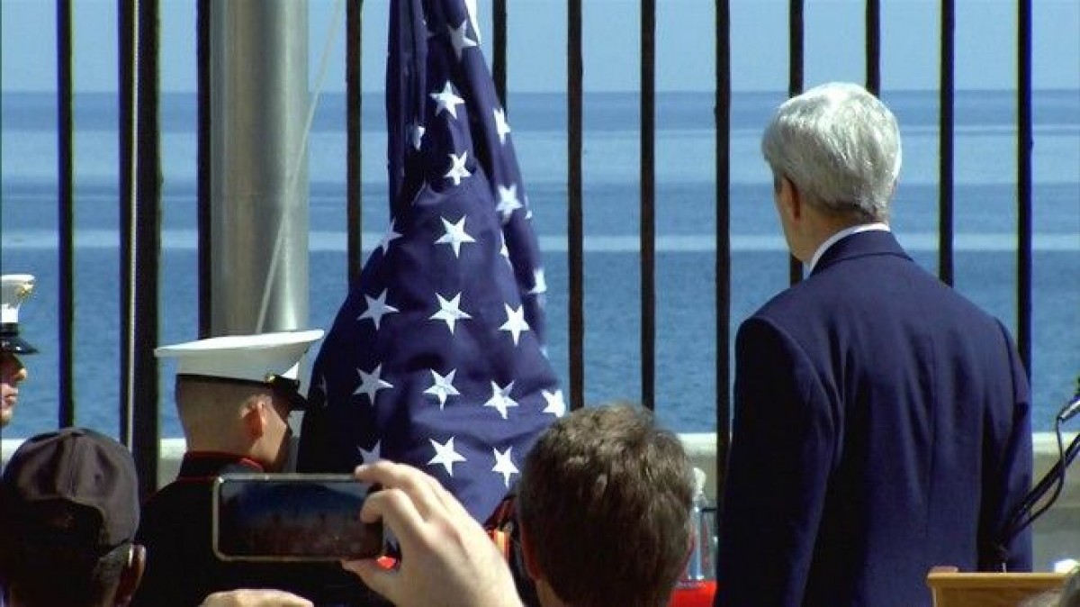 Κυματίζει μπροστά από την πρεσβεία των ΗΠΑ στην Κούβα η αμερικανική σημαία