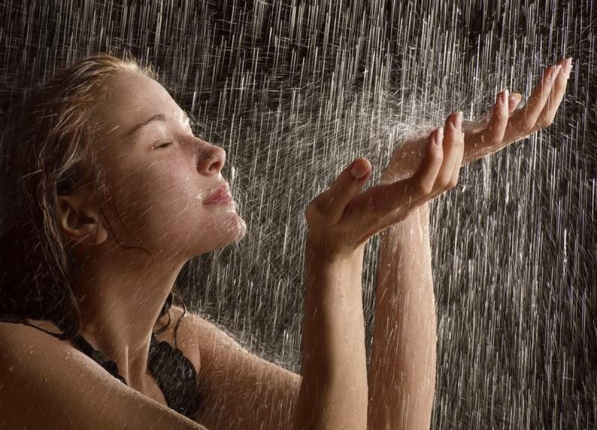 Попросить дождя. Под дождем. Фотосессия в душе. Девушка под дождем. Человек в душе.