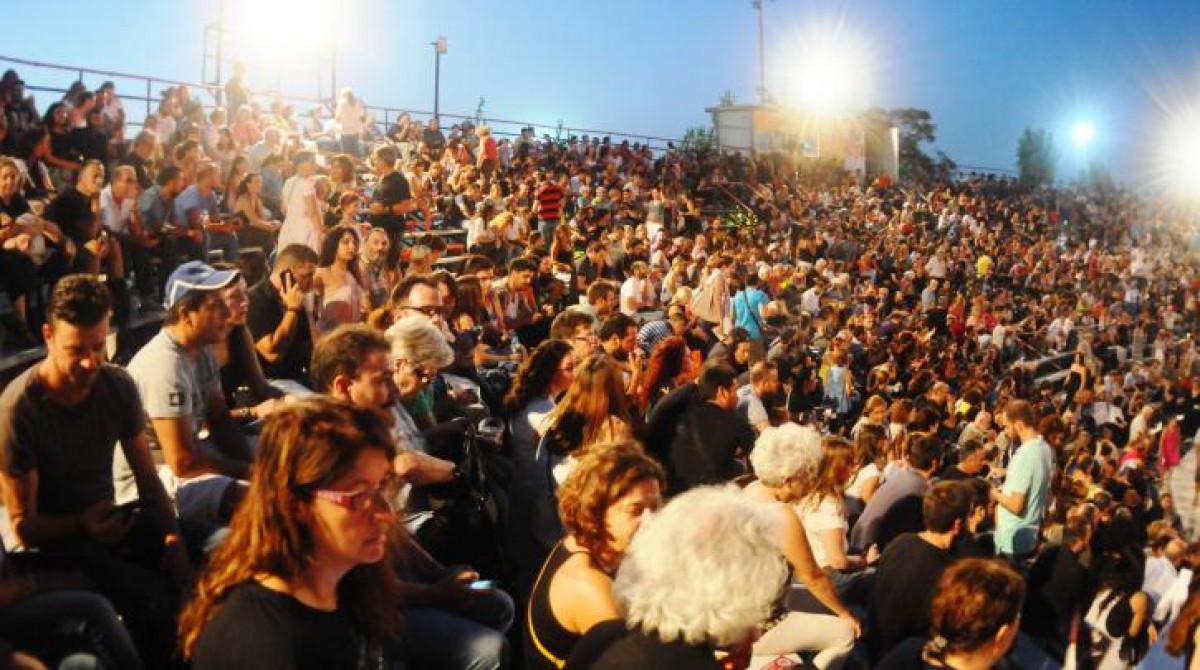 Η καρδιά της Κρήτης χτύπησε στο Θέατρο Βράχων: 32 καλλιτέχνες από την Κρήτη μάγεψαν 4.000 θεατές
