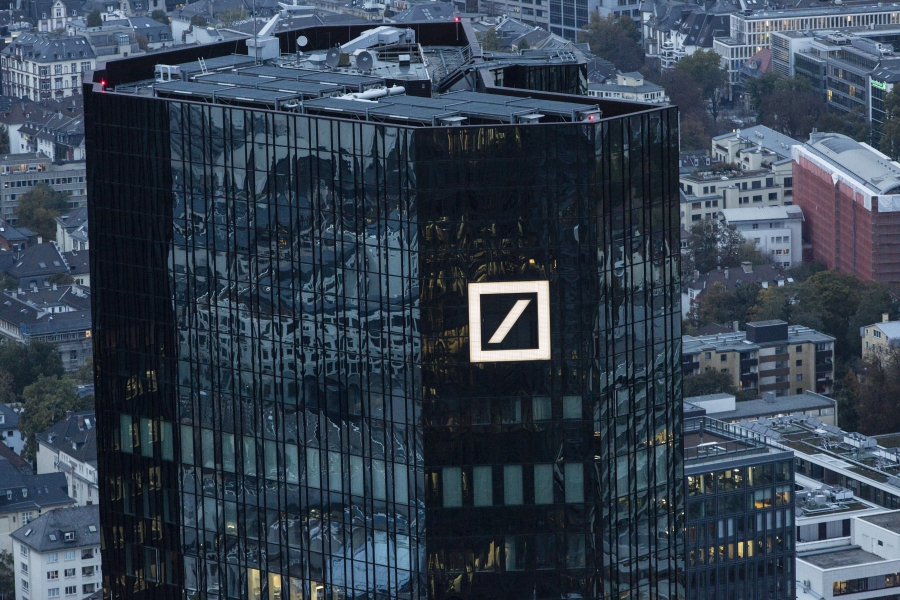 Deutsche Bank: Ζημιές σοκ 6 δισ – Αναστέλει μέρισμα, «πωλητήριο» σε 10 χώρες & περικοπές 26.000 θέσεων εργασίας