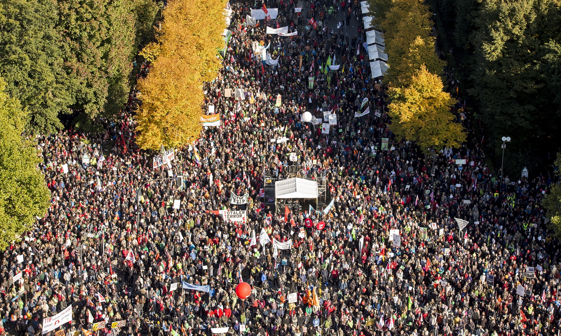 Πάνω από 100.000 διαδηλωτές κατά της TTIP στο Βερολίνο | Φωτός