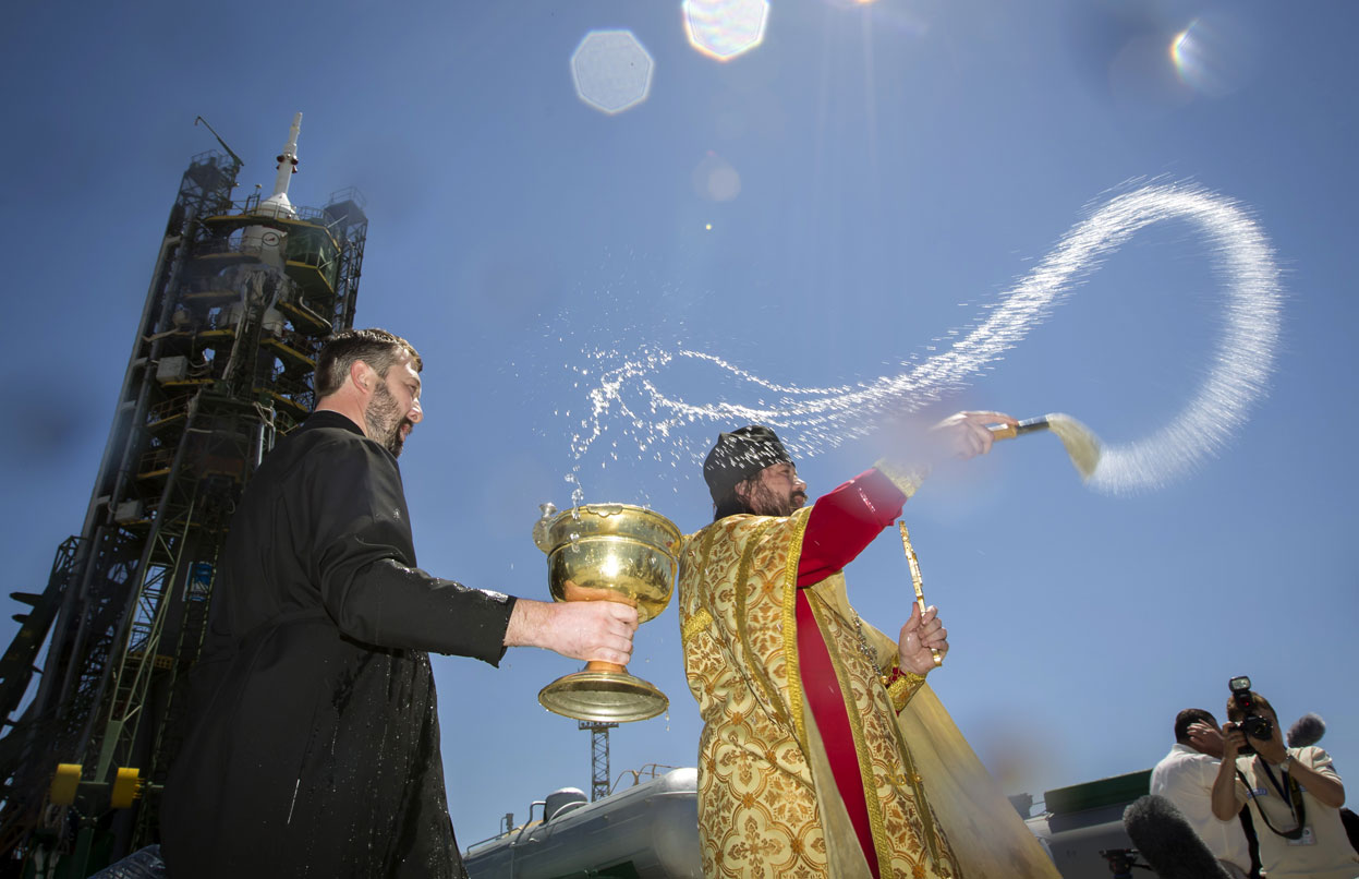 Дали святую воду. Батюшка освящает ракету. Священник освящает. Священник вода. Батюшка освещает.