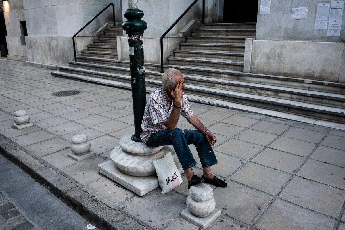 Μαύρες προβλέψεις από την Κομισιόν: Βαθιά ύφεση και υψηλή ανεργία τη διετία 2015- 2016