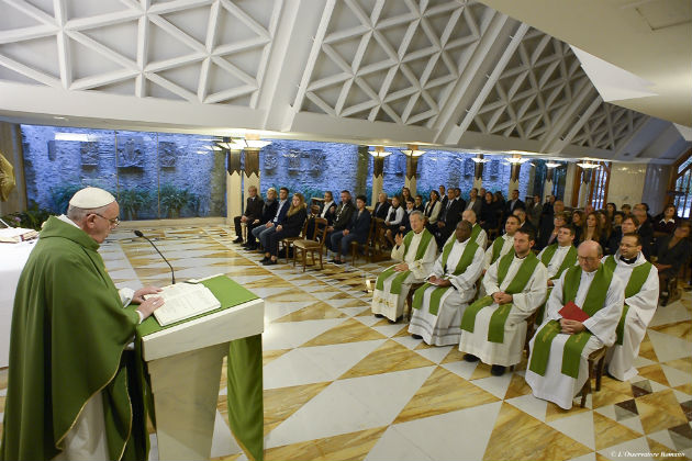 Πάπας προς καρδινάλιους: «Μιλάτε για τους φτωχούς και ζείτε σαν Φαραώ…»