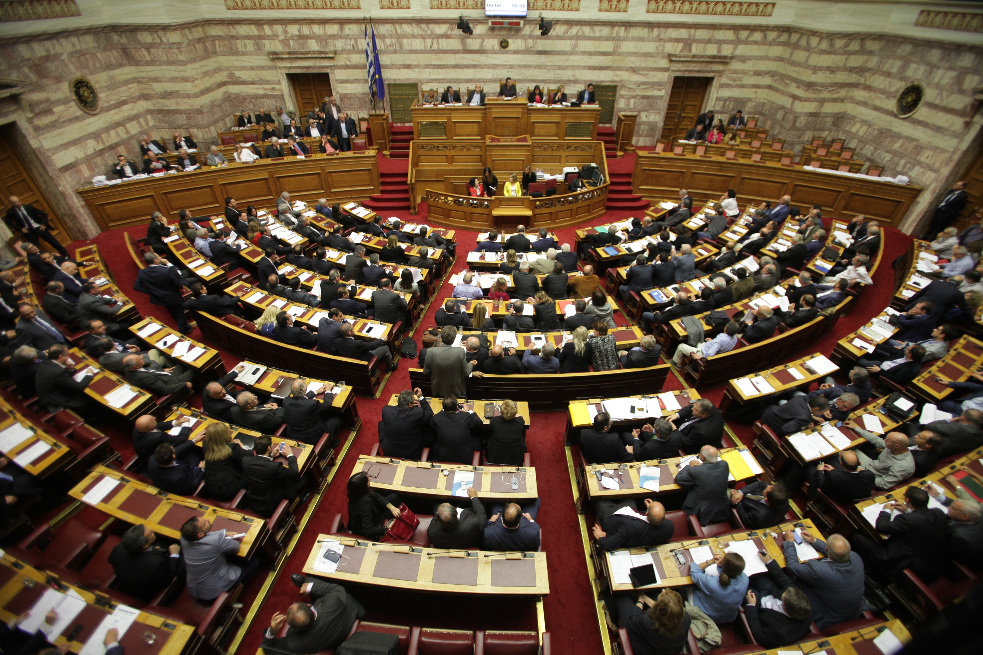 Με 153 η κυβερνητική πλειοψηφία. Διαγράφτηκαν Παναγούλης και Νικολόπουλος