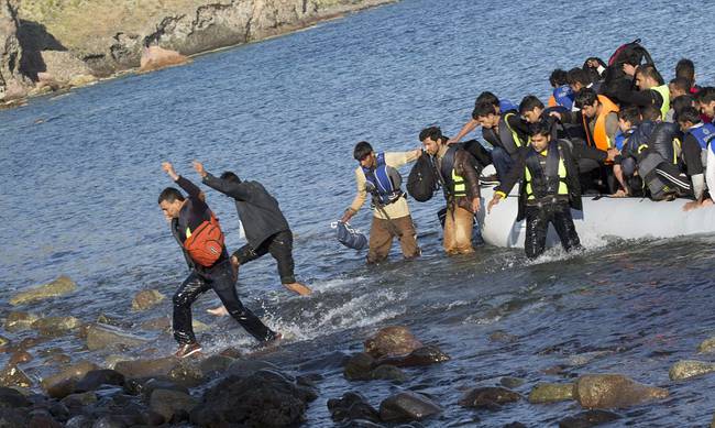Πλοίο με μετανάστες έφθασε στην Κρήτη – Μεταφέρθηκαν σε κλειστό γυμναστήριο στην Ιεράπετρα