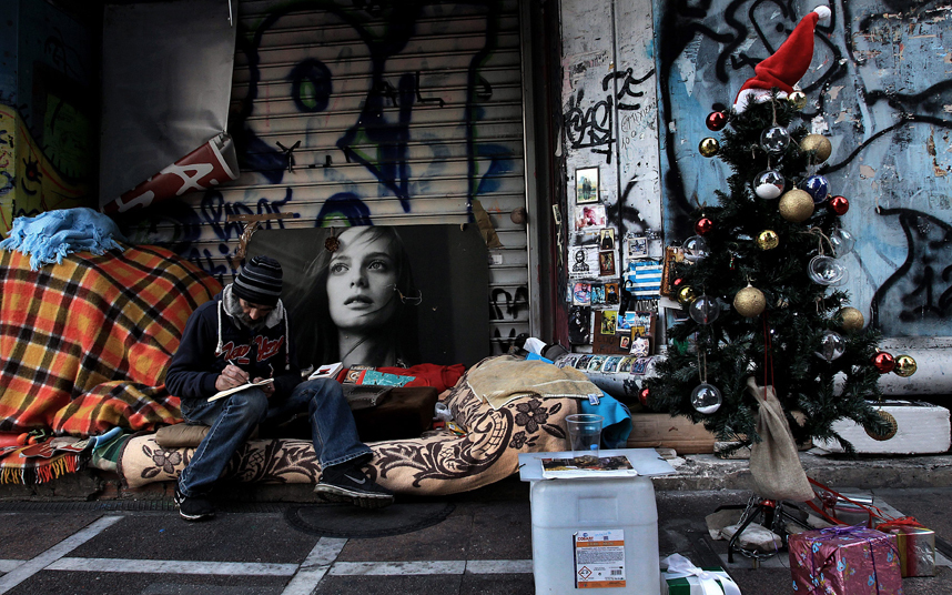 Ο άστεγος Χρήστος και το Χριστουγεννιάτικο δέντρο της Σταδίου