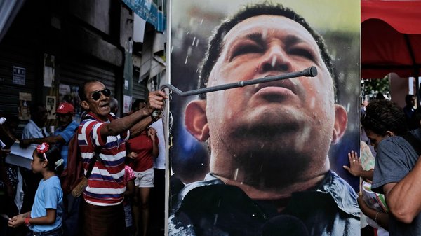 Αποκαθήλωση του Τσάβες – Η αντιπολίτευση κατέβασε τα κάδρα του από τη Βουλή
