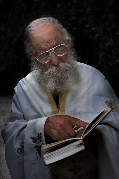 Μα πόσο ηλίθιοι είναι αυτοί που μας κυβερνούν;”. Παπά Γιώργης Χιωτάκης. Ο  επαναστάτης Ιερέας των Σφακίων – ΧΩΡΑ ΤΟΥ ΑΧΩΡΗΤΟΥ