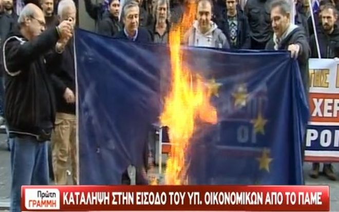 Κατάληψη του ΥΠΟΙΚ από μέλη του ΠΑΜΕ – Έκαψαν σημαία της ΕΕ