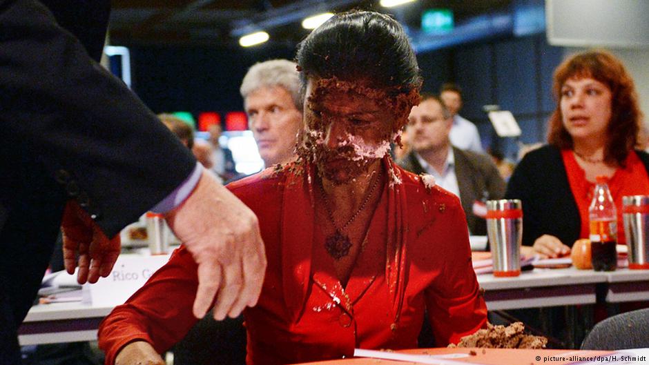 Γερμανία: Έριξαν τούρτα στην αρχηγό της ΚΟ της Αριστεράς Ζάρα Βάγκενκνεχτ για ξενοφοβικές θέσεις