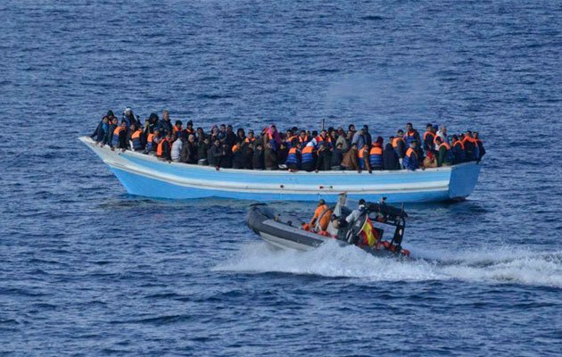 Κρήτη: Ακυβέρνητο πλέει σκάφος με 200 πρόσφυγες