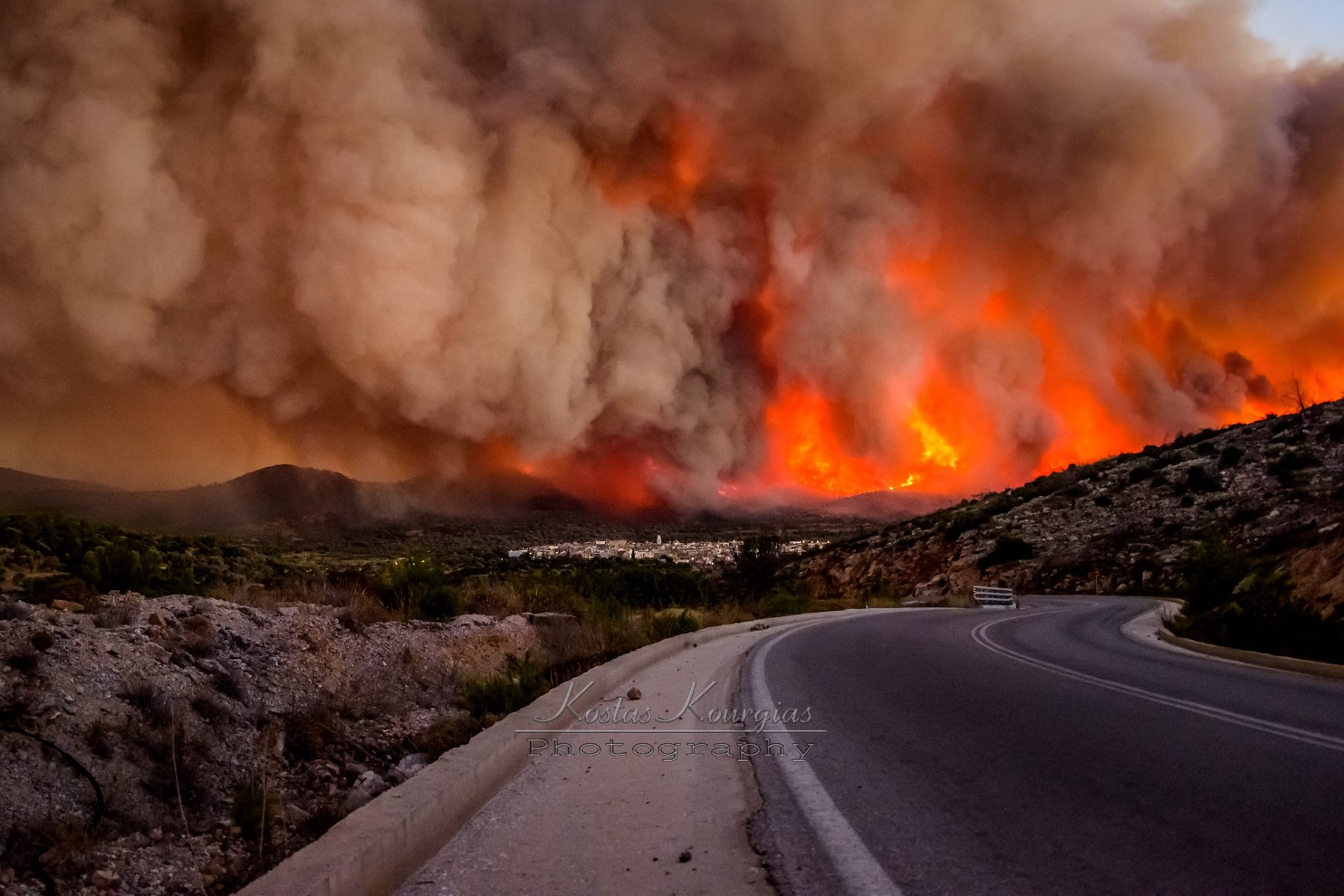 Aπό καλώδια της ΔΕΗ ξεκίνησε η πυρκαγιά που κατέκαψε το 90% των μαστιχόδεντρων στη Χίο
