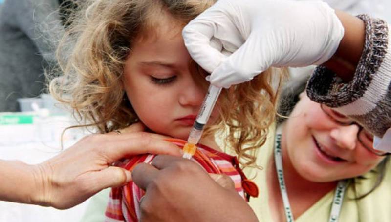 Η αλήθεια: Όλα τα προσφυγόπουλα εμβολιάζονται αναγκαστικά – 1 στα 2 ελληνόπουλα ανεμβολίαστα εθελοντικά